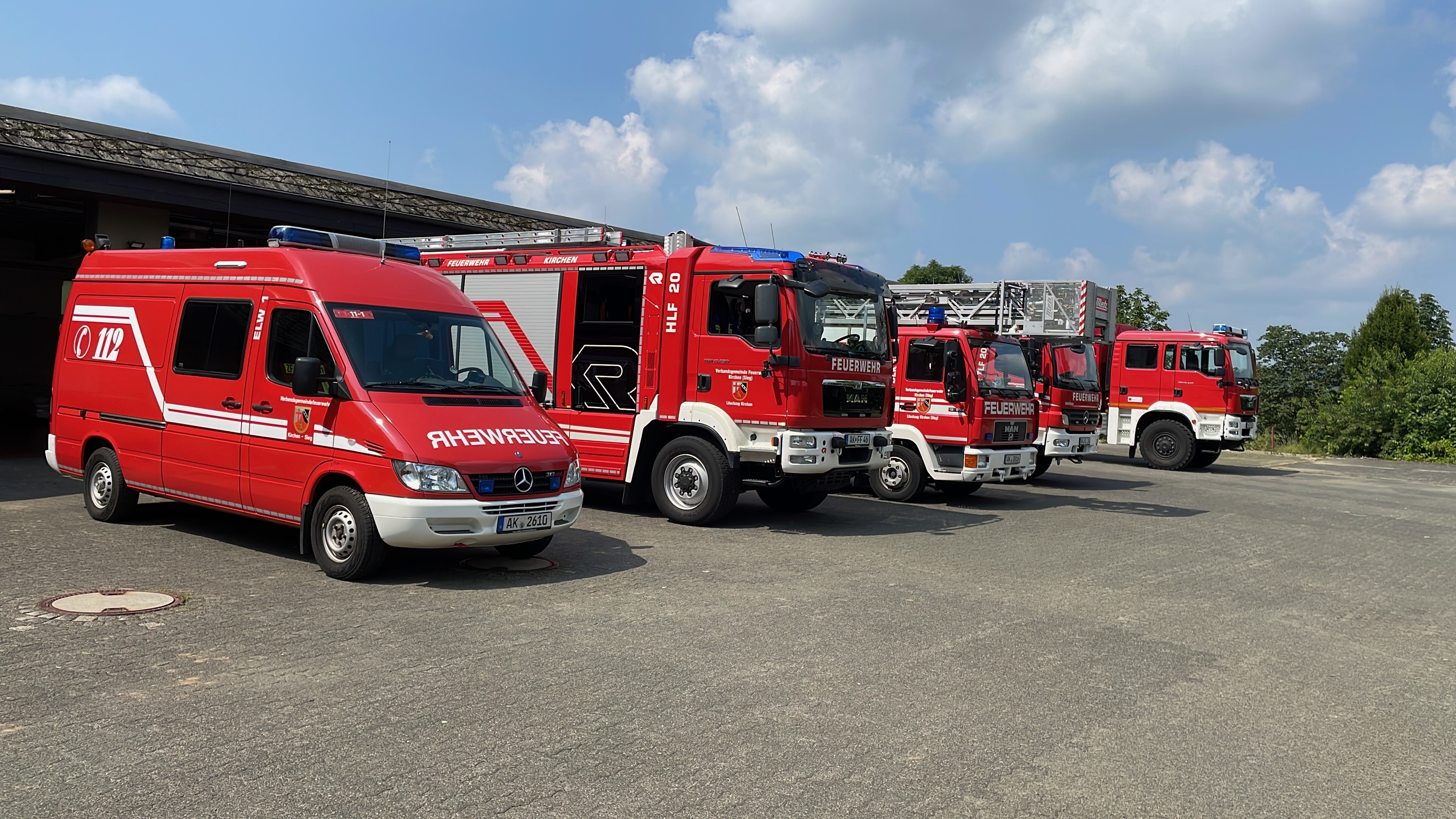 Feuerwehrfahrzeuge vor dem Gerätehaus